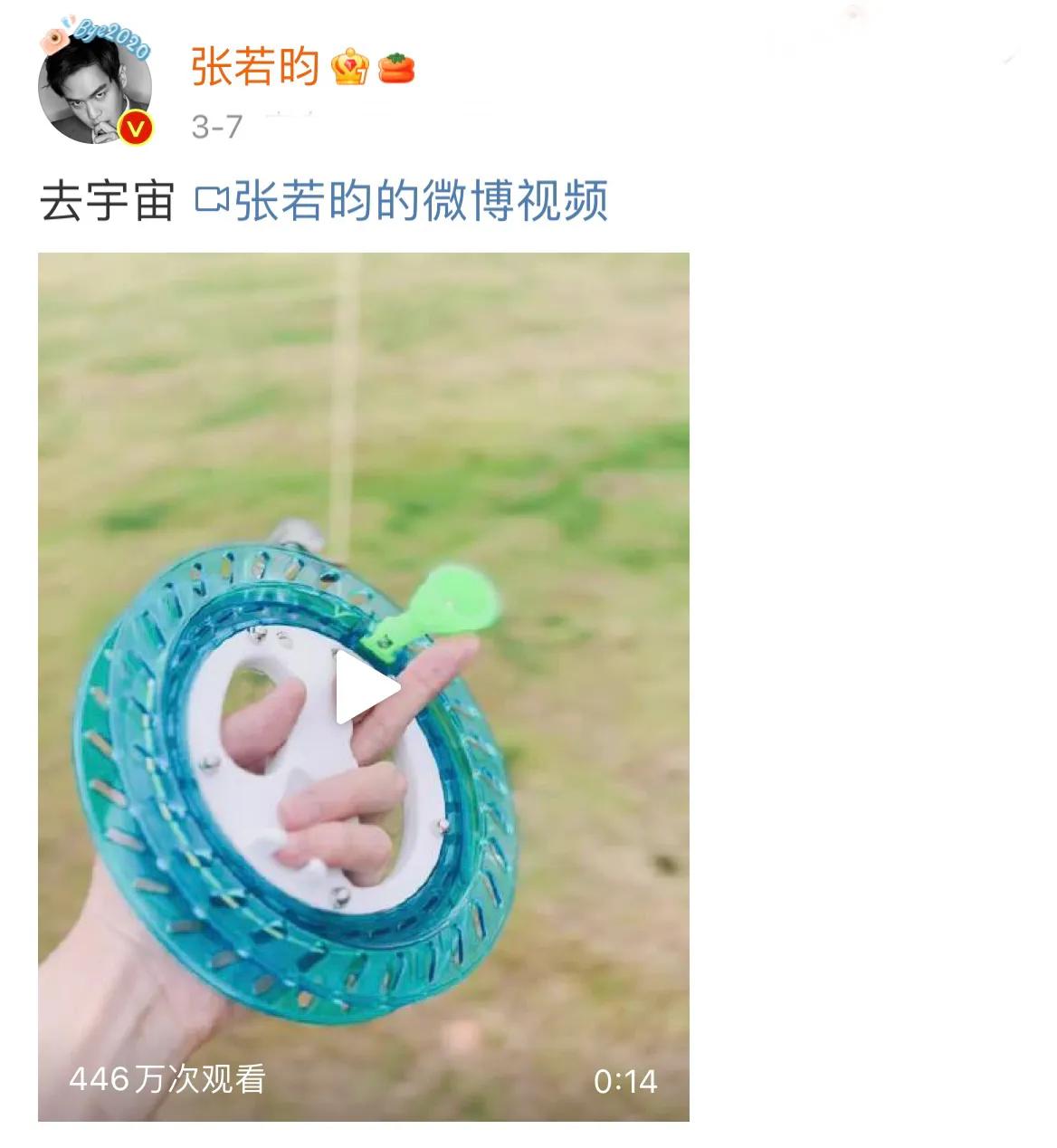 唐艺昕|偶遇唐艺昕张若昀一家三口度假,1岁多女儿扎小辫子模样很可爱