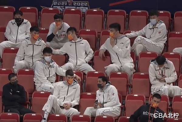 天津男篮|CBA三消息：天津续约功勋双外，雅尼斯再出昏招，刘维伟凝重观战