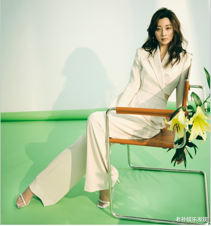 殷桃|殷桃的三月刊封面大片，网友感叹：太有感觉了！ 美得洒脱！