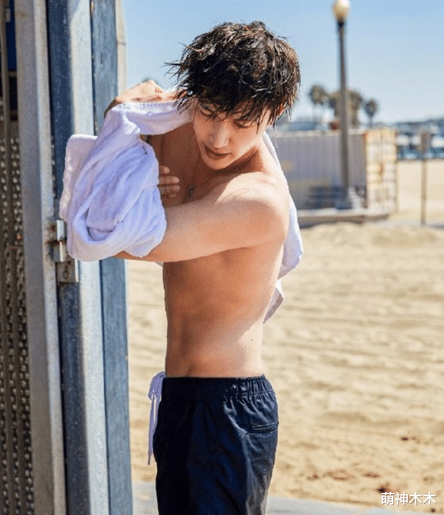 任嘉伦|人不可貌相,48岁何炅胳膊肌肉线条明显,24岁刘昊然却有肚腩