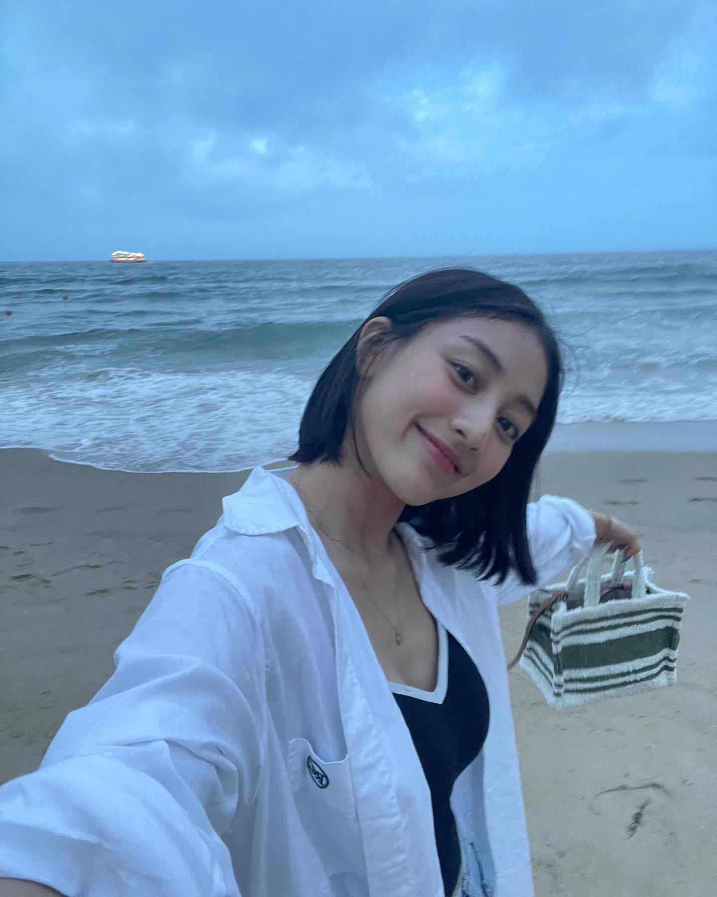 金·卡戴珊|TWICE志效和定延约会,晒釜山之旅美照,身穿泳衣在水中嬉戏