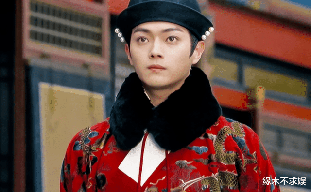 许凯|许凯线下被拍，脱离《尚食》滤镜，27岁他生图长这样