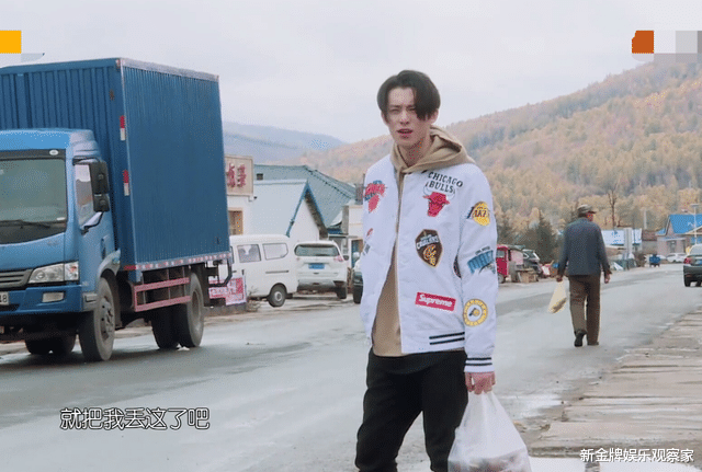 陈好|全乐山都在偶遇王鹤棣，吃老家炸串没架子，路人镜头下颜值优越