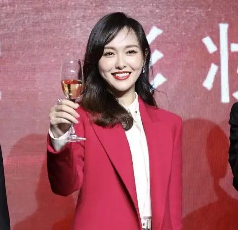 唐嫣|用着4万块的手机壳，却因得罪资本日渐卑微