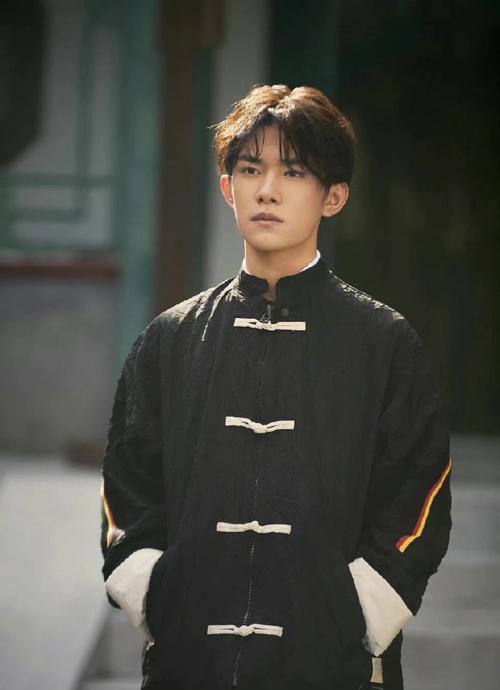 易烊千玺|易烊千玺《满江红》官宣，眼神忧郁神情悲凉，有超出年龄的成熟感
