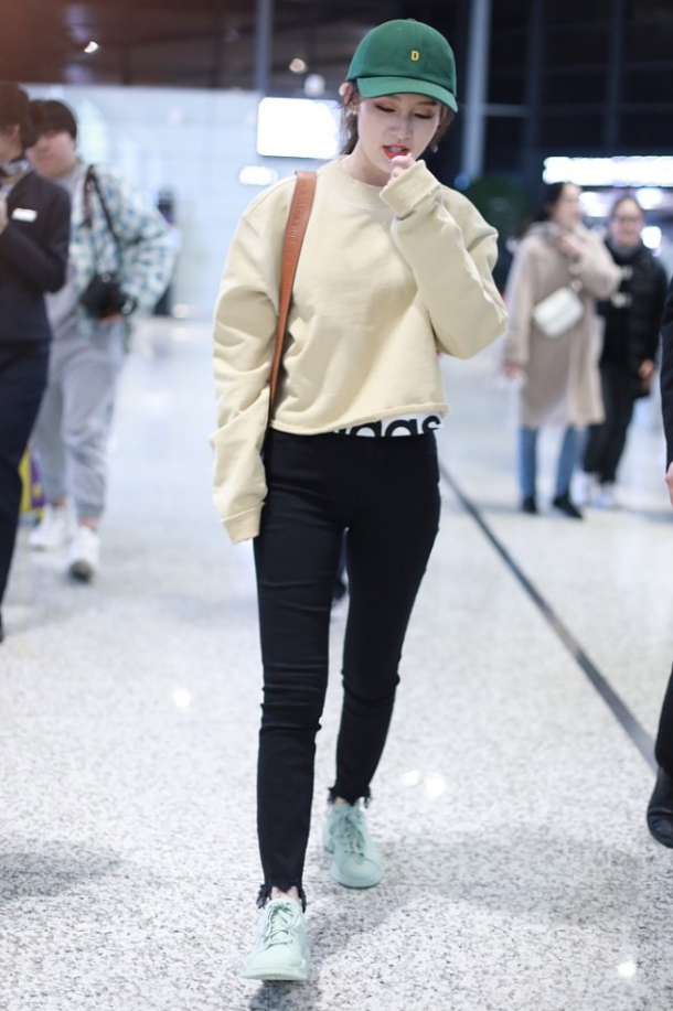 李沁|李沁也有不仙儿的时候，穿卫衣配红唇女人味十足，气质也挺好的