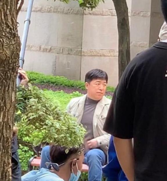 黄渤|黄渤梅婷因未戴口罩被业主驱逐，剧组回应不慎遭怒怼：给演员招黑