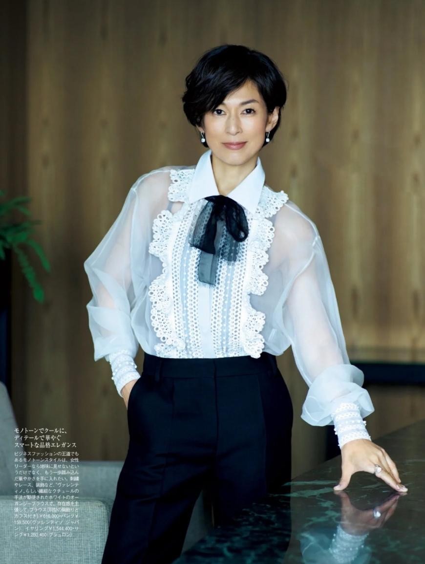 短发 老去时仍然优雅的“日本阿姨”，56岁一头短发，打扮却优雅又知性