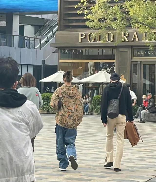 井柏然|恋情疑似公开,刘雯和井柏然牵手粉丝祝福,好路人缘来自于这几点