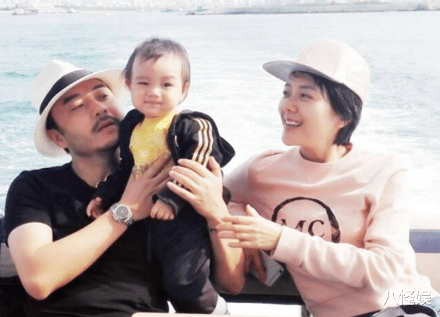 汪涵|汪涵老婆罕晒儿子,7岁沐沐给妈妈织围巾,游泳获两块奖牌超优秀