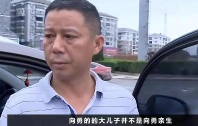 湖南男子为生二胎和妻子假离婚,8年后发现,老大不是自己亲生的
