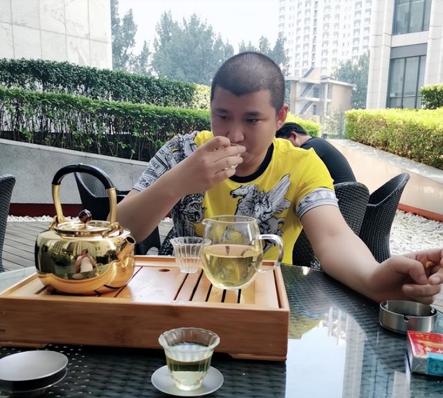 井元林|公司女艺人直播委屈落泪，诉苦没有保底工资，网红二驴连麦安慰