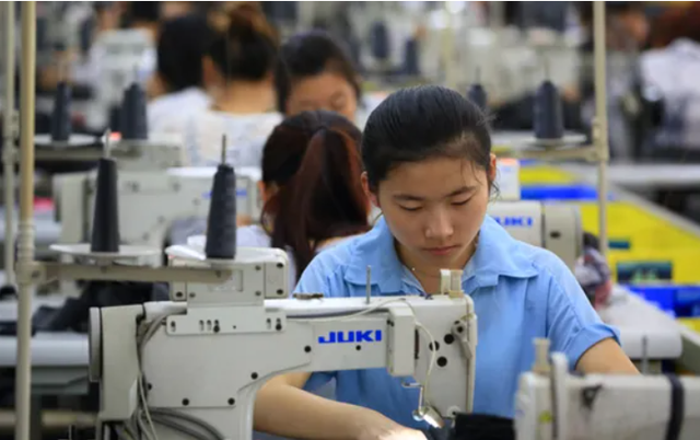 厂妹|白领午休场面引热议，躺在工位上小憩，网友嘲：跟“厂妹”没啥区别