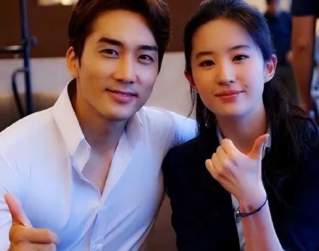 hbo|网友偶遇刘亦菲,夜晚结伴两人一同逛街