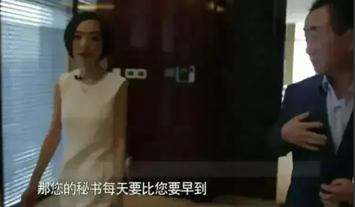 秘书|王健林夸自己的女秘书就是“秘书界最美劳模”。