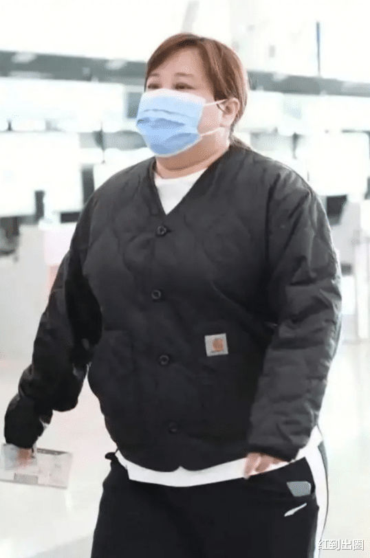 贾玲|贾玲现身春晚彩排又胖了！肚子脖子全是赘肉，比旁边张小斐壮一倍