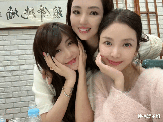 王灿|杜淳老婆晒与董璇等合照,王灿气质不输大明星,被指撞脸宋慧乔