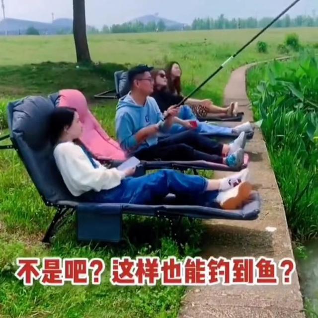 |三位女同事，想跟一位男同事学习钓鱼，到了钓鱼场却只顾着手机