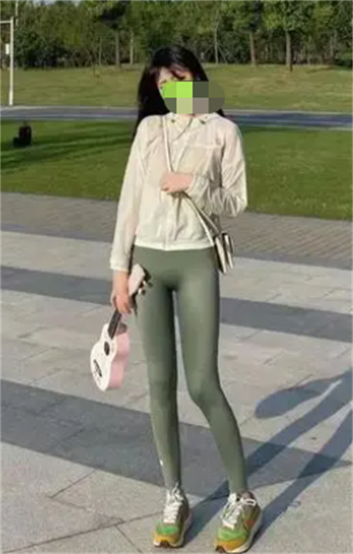 案例:女子穿鲨鱼裤与同事爬山,回家后裤子穿反,手腕被丈夫砍断