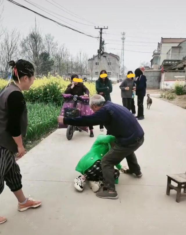 太尴尬了!女子在葬礼上哭错了人,被大爷追着打