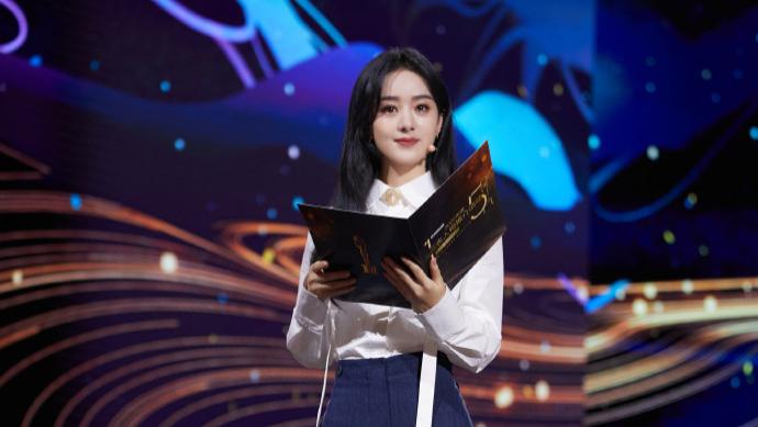 赵丽颖|赵丽颖登台朗诵造型吸睛，白衬衫搭配阔腿裤，清爽干练又显气质！