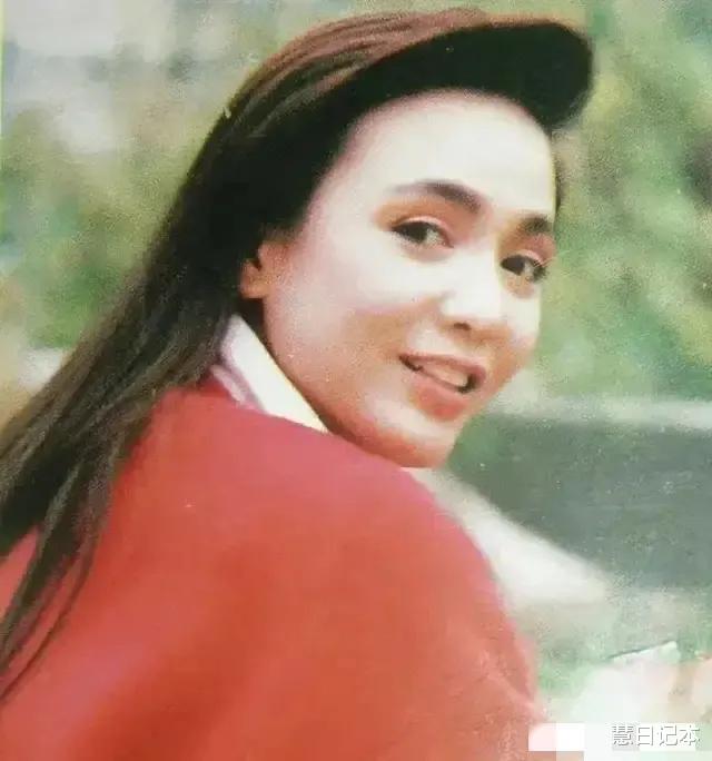 郑裕玲|65岁的郑裕玲太惊艳了！穿着红色的紧身晚礼服主持了2022年港姐比赛