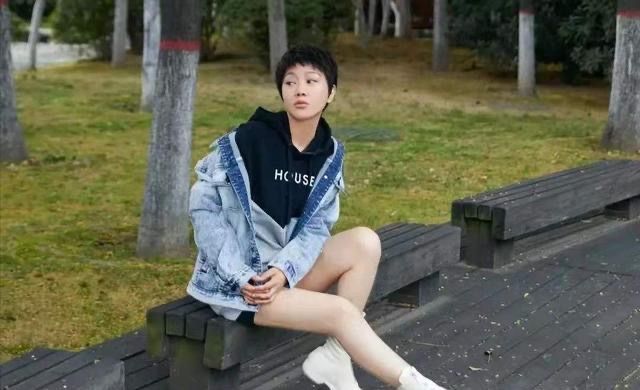 短发 看到51岁闫妮换发型才明白:为什么中年女人喜欢剪短发,确实洋气