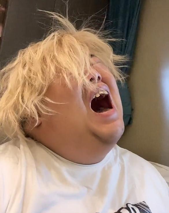 短发 百万粉丝网红胖猴仔因减肥情绪崩溃，发视频宣泄，网友：成狮王了