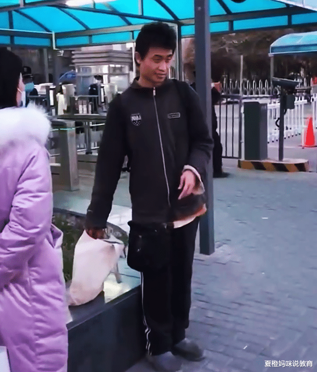 韦东奕|韦东奕被女生主动搭讪,害羞到不敢正眼看,婚姻大事令人担忧