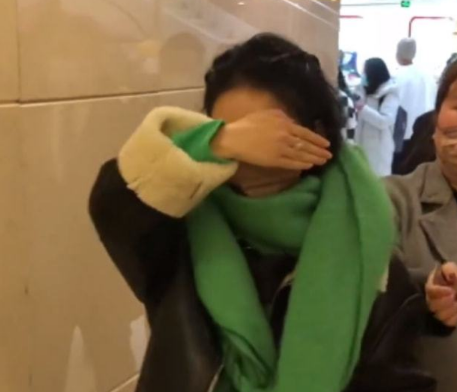 春晚|赵丽颖现身春晚联排，手遮脸躲镜头仓皇逃跑，“春晚梦”又碎了？