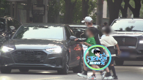 谢楠|吴京携家人外出聚餐,谢楠一人拖俩娃,3岁吴虑与7岁吴滺一般高