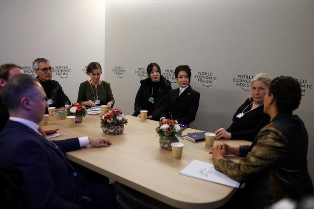 美甲 韩国夫人在瑞士达沃斯继续出风头！换成白西装像霸总，轻松成焦点