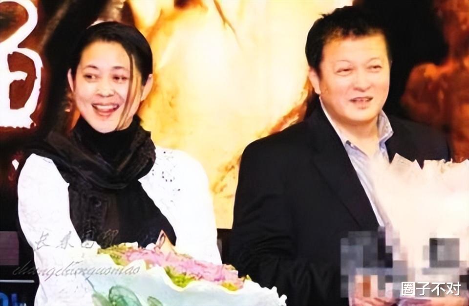 倪萍|倪萍：三婚两次失败，为救儿子给冯小刚下跪，46岁嫁导演终获幸福