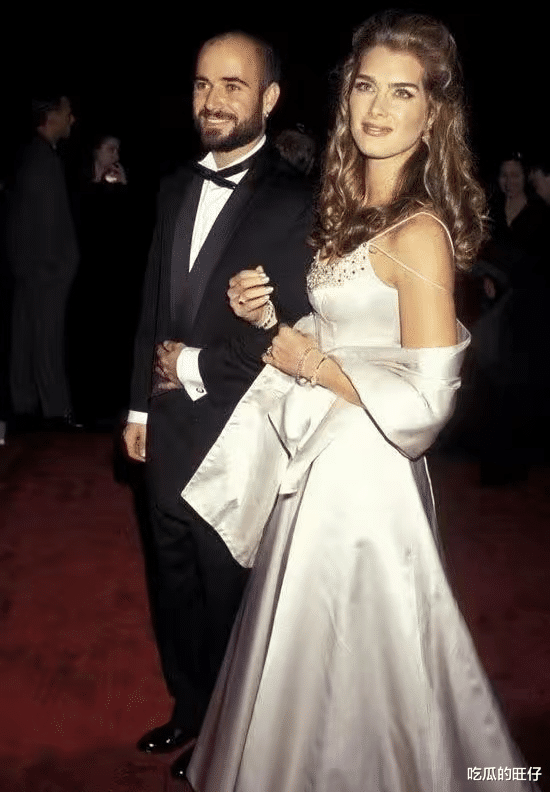 波姬·小丝|波姬·小丝好美!母亲禁止她恋爱,MJ多次求婚,美貌遗传给二女儿