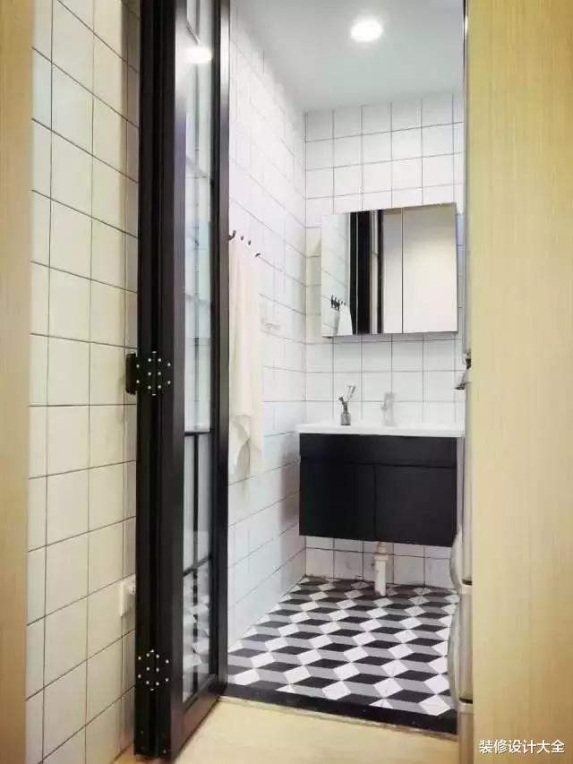 一家四口蜗居北京45㎡，电梯从家中穿梭而过，女儿卧室高不足1m！