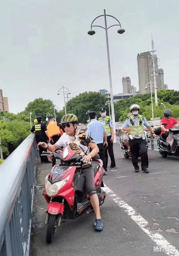 江苏一女子坠入江中,路人:最后看了一眼岸边,转身就跳下去了