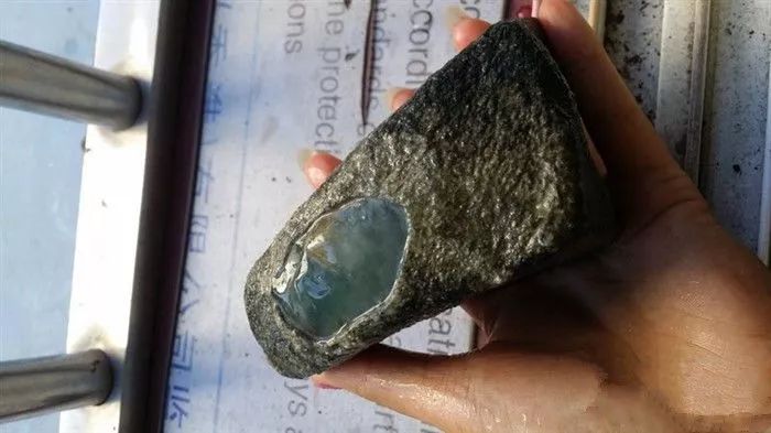 翡翠|缅甸富商18万入手的翡翠原石，竟开出一潭死水，甚是罕见！