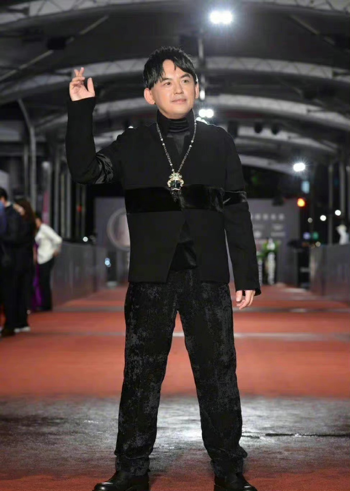 小S|小S红毯造型翻车,和模特对比像买家秀,曾宝仪黄子佼一言难尽