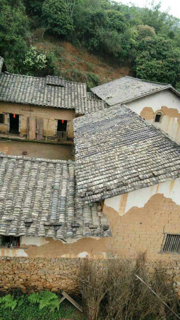 晒晒农村婆家自建房,土坯破瓦房,满屋老古董,厨房估计你没见过