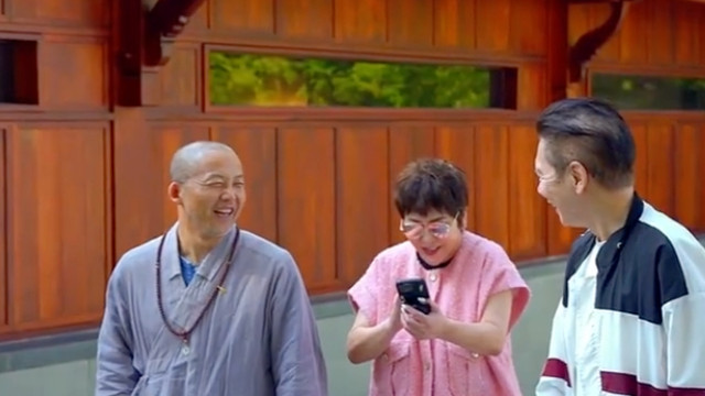 寺庙|向太夫妇现身寺庙吃斋饭！未佩戴珠宝大力敲钟，双腿超细暴瘦太多