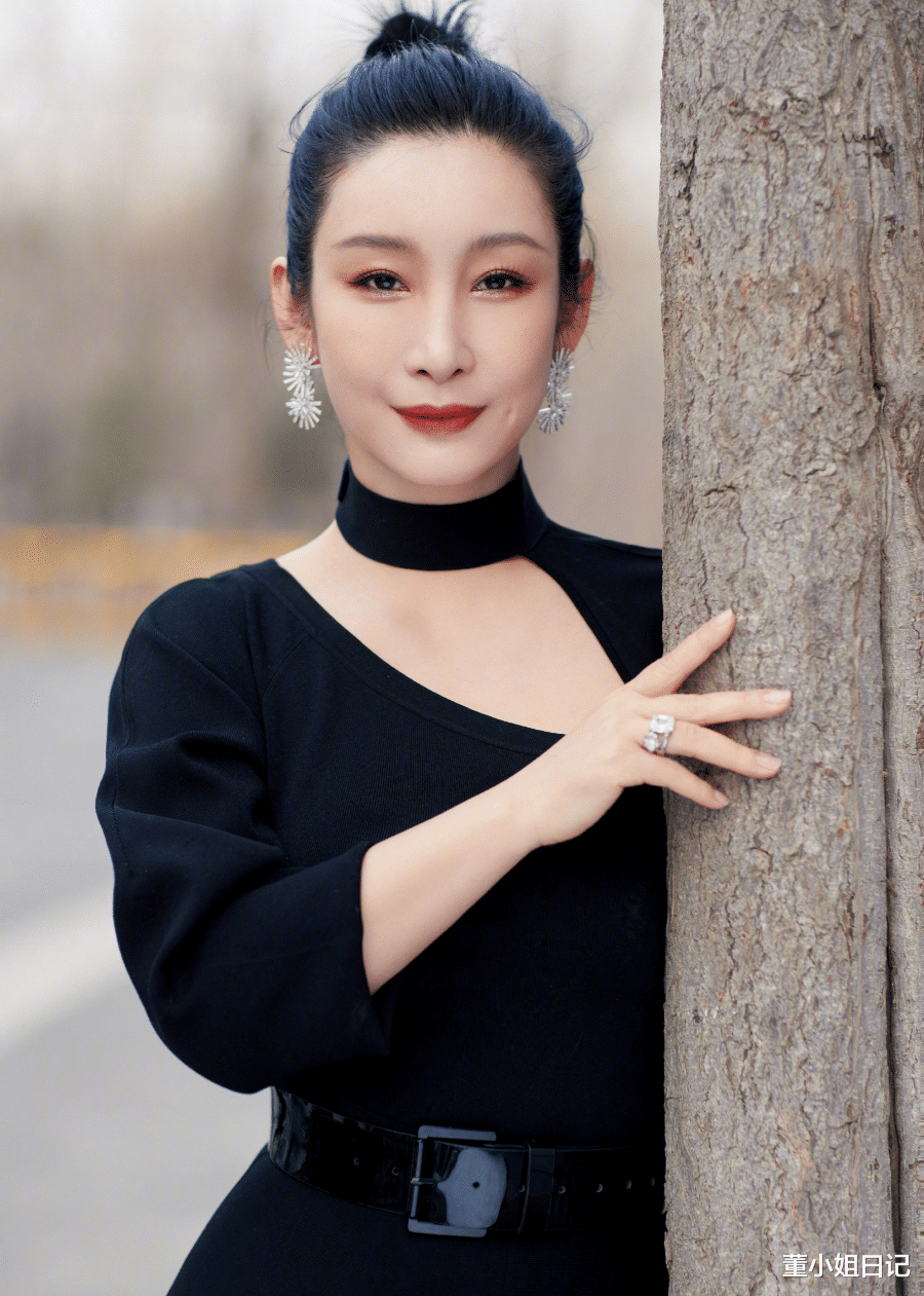 秦海璐|43岁秦海璐一袭弯月斜肩长裙造型,尽显温柔身姿,妩媚文艺并存!