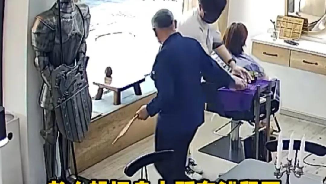 近日，浙江湖州一位老大爷在理发店里剪头发，当他要付款时才发现钱没带够