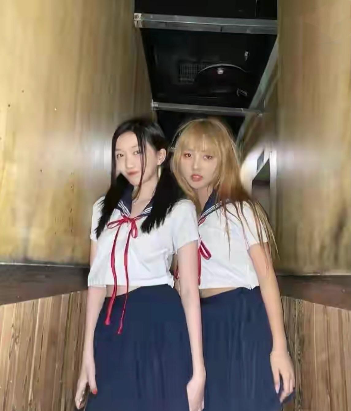 穿衣搭配 李嫣修复嘴唇后放飞自我,穿海军衫制服化身二次元少女,“马蜂腰”抢镜