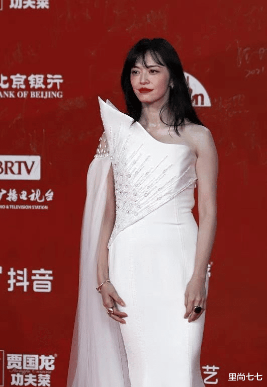 马尾辫 姚晨怎么老成这样！剪齐刘海暴露下垂脸颊，浓妆红唇太显风尘气