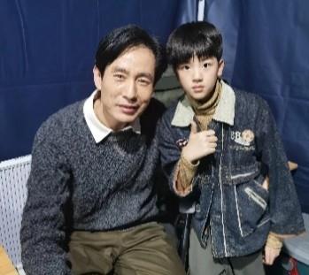 丁勇岱|童星晒与雷佳音等合照，殷桃素颜白到发光，丁勇岱萨日娜双鬓花白