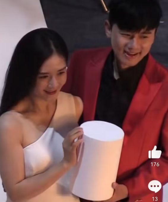 谢娜|谢娜张杰合体拍广告，互相搂腰感情甜蜜，三个女儿探班好温馨