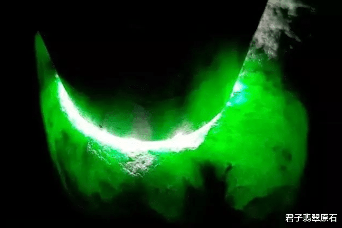 翡翠|帝王绿布满全身的翡翠小料，尽管看起来干巴巴的，可拿去做货成品竟“神”了！