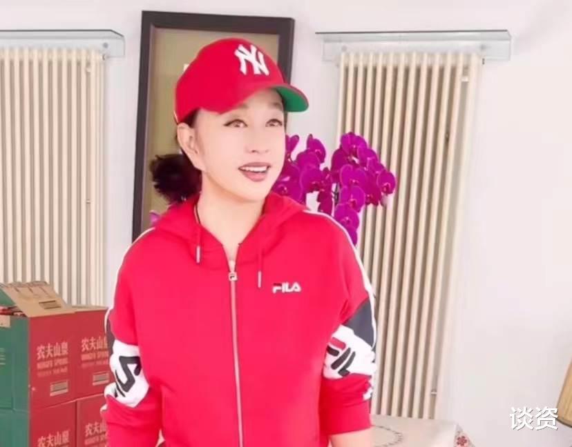 刘晓庆|69岁刘晓庆仍不服老,涂大红唇妆容精致似芭比,豪宅内唱歌上气不接下气