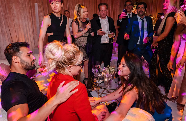 布兰妮·斯皮尔斯|小甜甜布兰妮人缘真好！天后名媛都来捧场，占领热搜有了当年人气