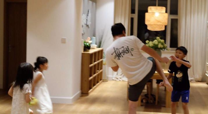 孙楠|带你参观孙楠住的豪宅，如今喜欢养生了，在家喝茶享受生活